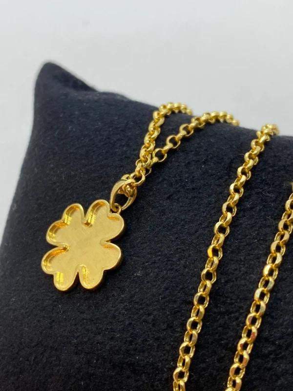 18k solid Gold flower necklace 20 inches